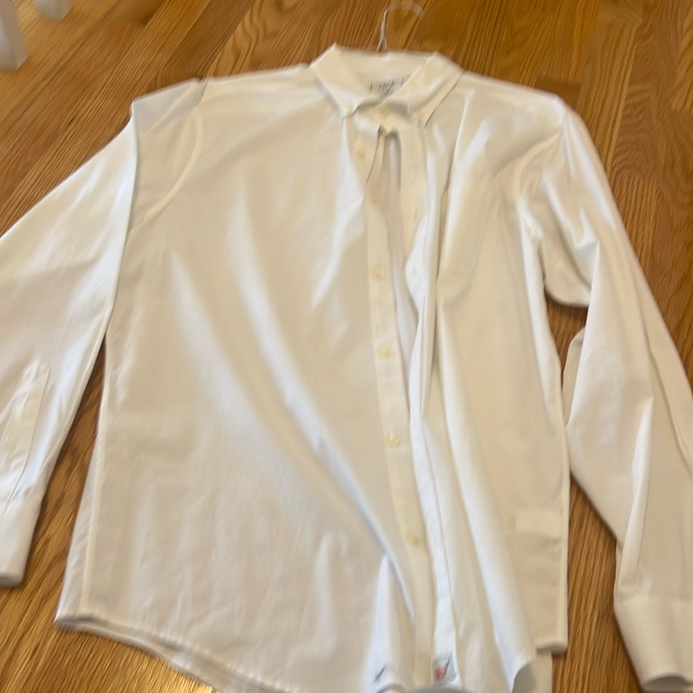 Vineyard vines, large men’s dress shirt. Smoke free/pet free home.